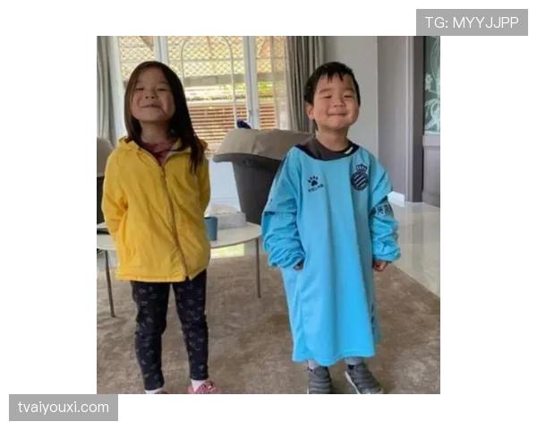 李冰洁场外的化妆包亮得我差点怀疑人生，半年工资都买不起一个